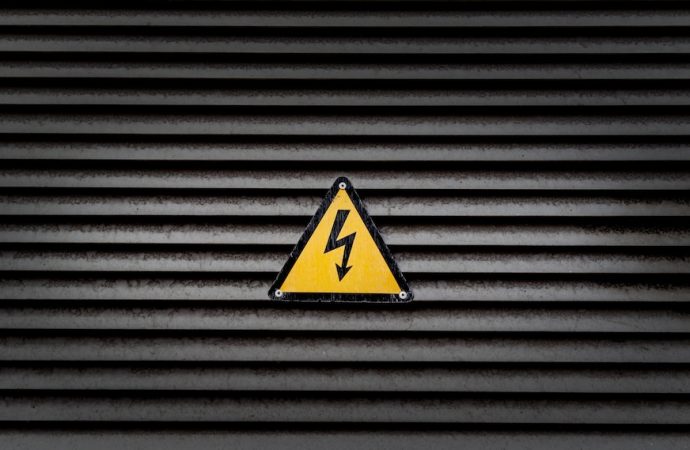 Jak skuteczne oznakowanie może zwiększyć bezpieczeństwo w obszarze pracy z urządzeniami elektrycznymi