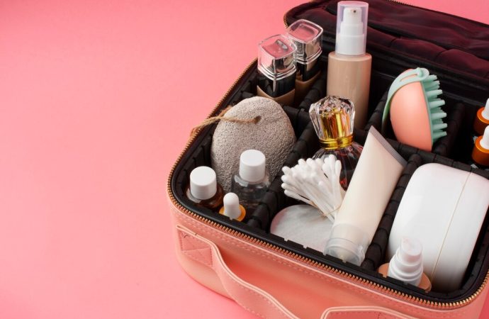 Jak skutecznie pakować kosmetyki na podróż dzięki organizerom M