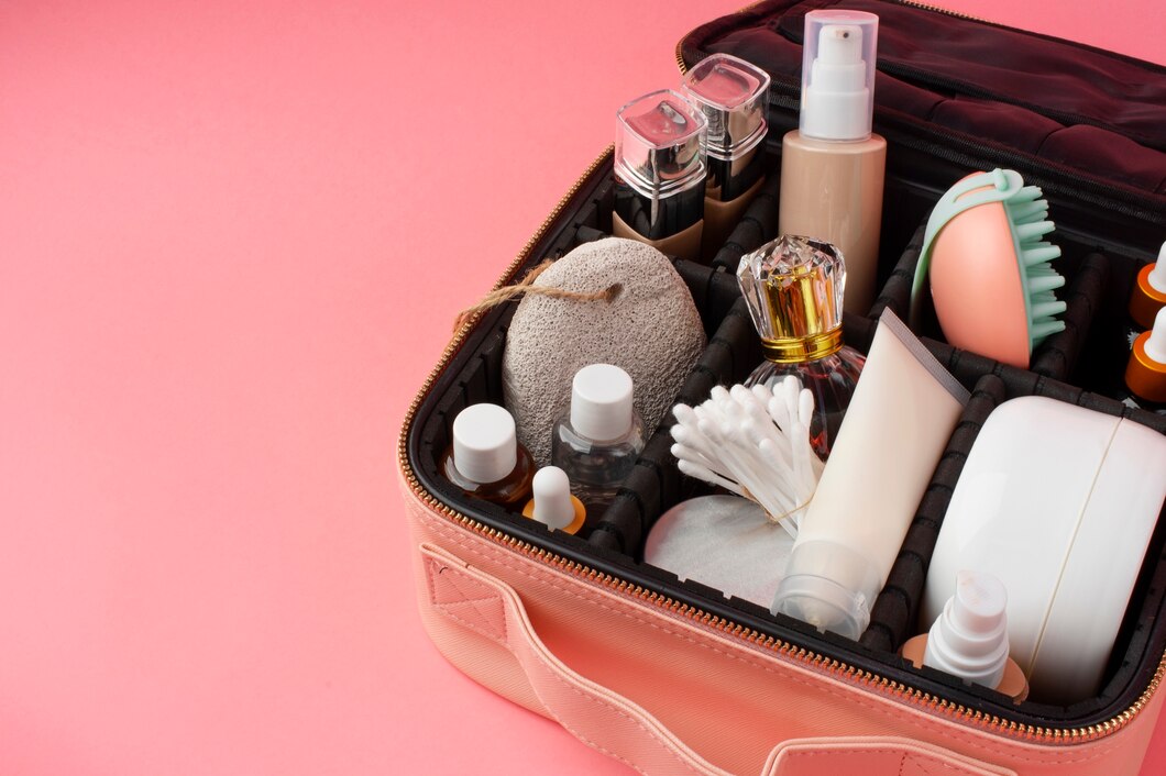 Jak skutecznie pakować kosmetyki na podróż dzięki organizerom M