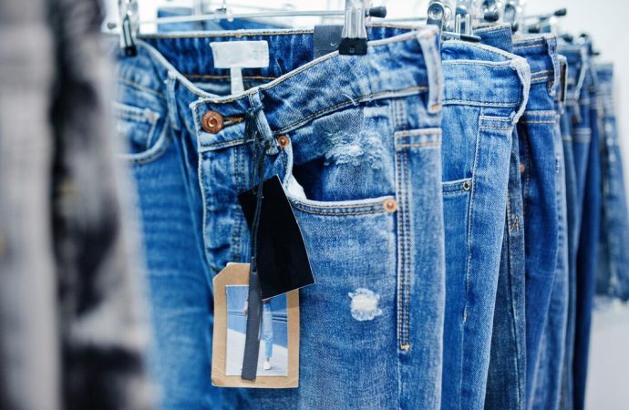 Jak wybrać jeansy dla swojej sylwetki bez przepłacania?