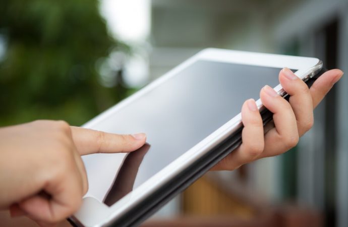 Poradnik, jak prawidłowo dobrać i nałożyć akcesoria zabezpieczające ekran twojego tabletu