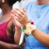 Różne formy wsparcia dla fundacji hospicyjnej podczas ceremonii ślubnej