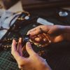 Tworzenie własnej biżuterii: krok po kroku do artystycznego hobby